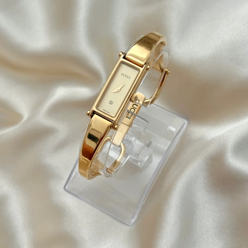 AUTHENTIC VINTAGE GUCCI DAINTY GOLD WATCH - WITH BOX - Picture 6 of 8